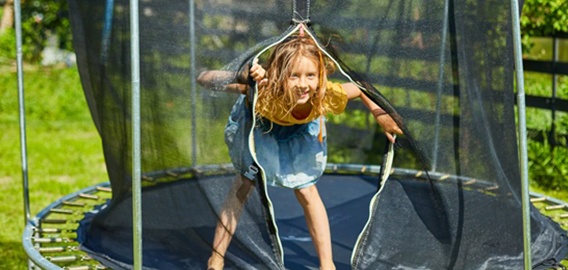 Fille dans un trampoline avec filet